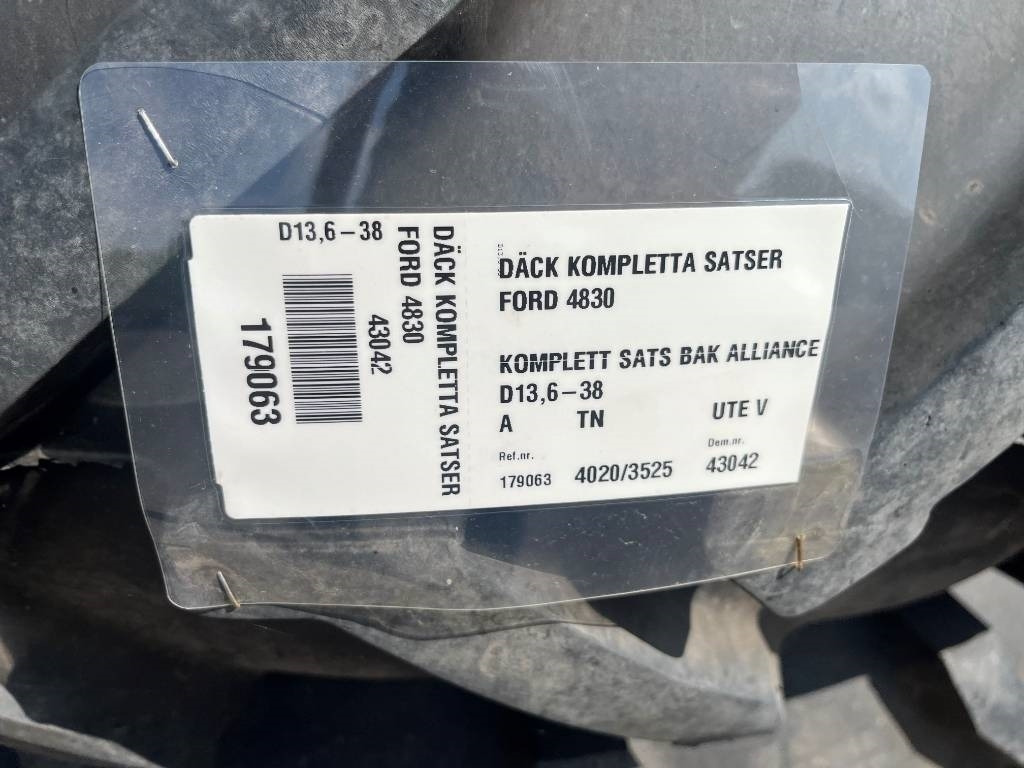 Alliance 13,6-38 Däck På Ford fälg - Neumático para Maquinaria agrícola: foto 2 Alliance 13,6-38 Däck På Ford fälg - Neumático para Maquinaria agrícola: foto 2