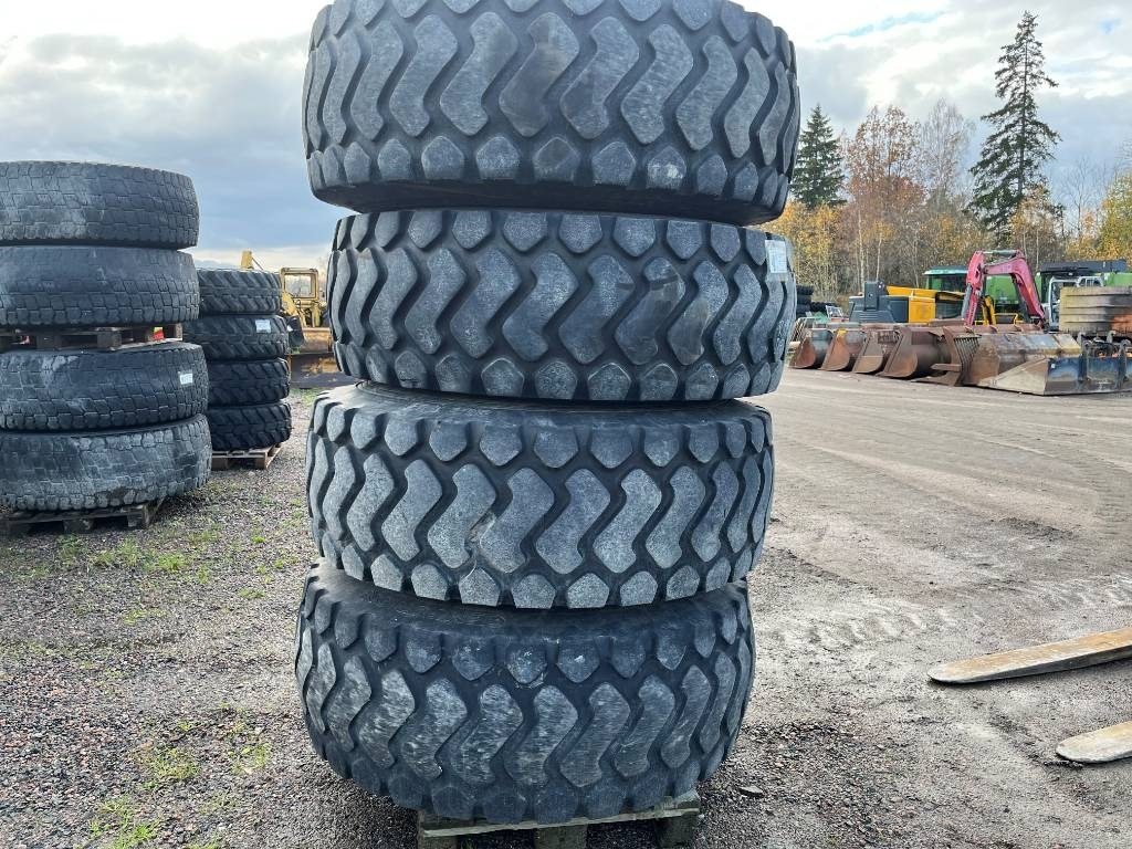Däck på fälg 20,5-R25 Volvo L70 , 6300 , L90 - Neumático para Maquinaria de construcción: foto 4 Däck på fälg 20,5-R25 Volvo L70 , 6300 , L90 - Neumático para Maquinaria de construcción: foto 4