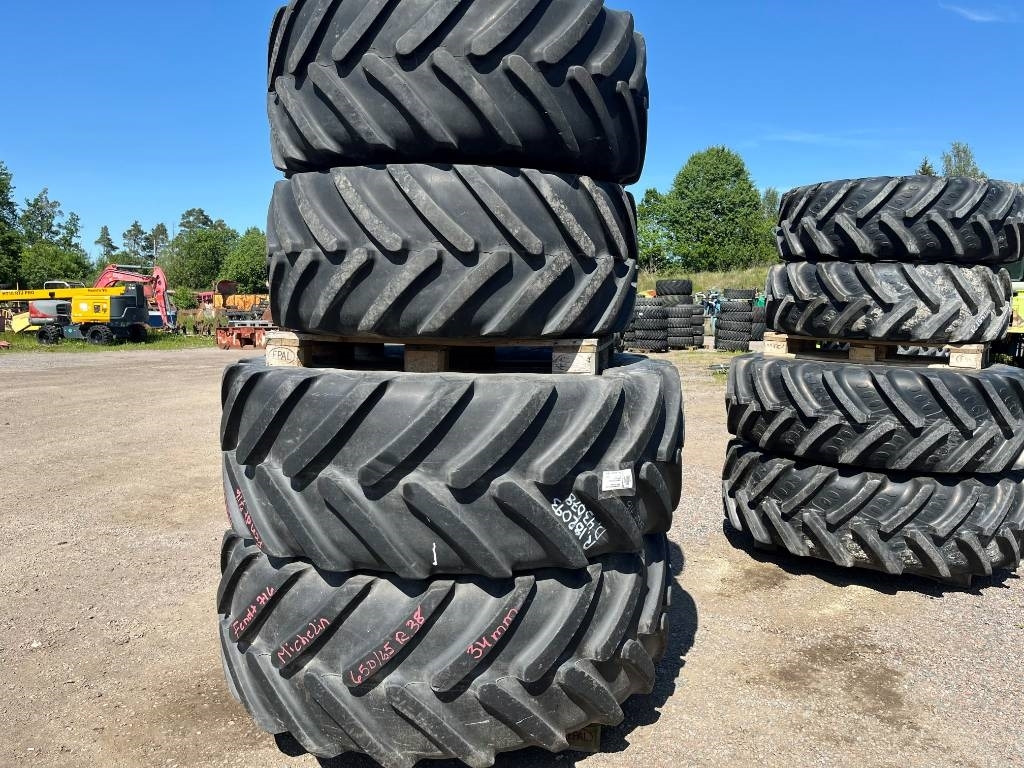 Michelin 650/65R38 540/65R28 till Fendt 716 - Neumático para Maquinaria agrícola: foto 1 Michelin 650/65R38 540/65R28 till Fendt 716 - Neumático para Maquinaria agrícola: foto 1