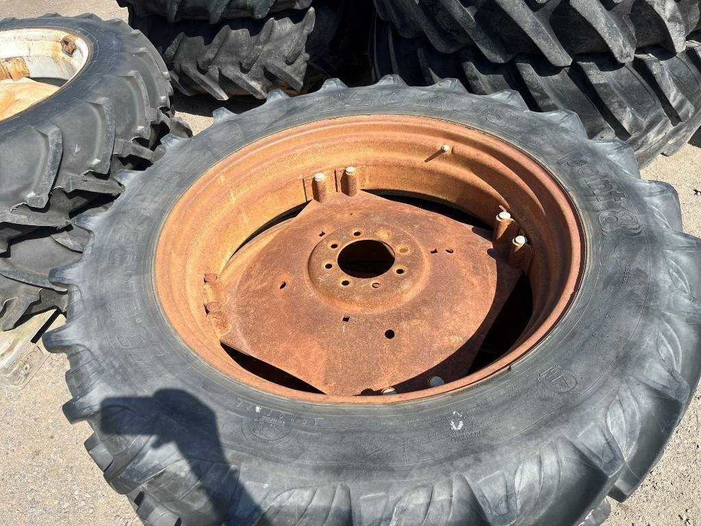 Taurus 13,6-R38 på fälg Case , MF , BM , IH - Neumático para Maquinaria agrícola: foto 2 Taurus 13,6-R38 på fälg Case , MF , BM , IH - Neumático para Maquinaria agrícola: foto 2