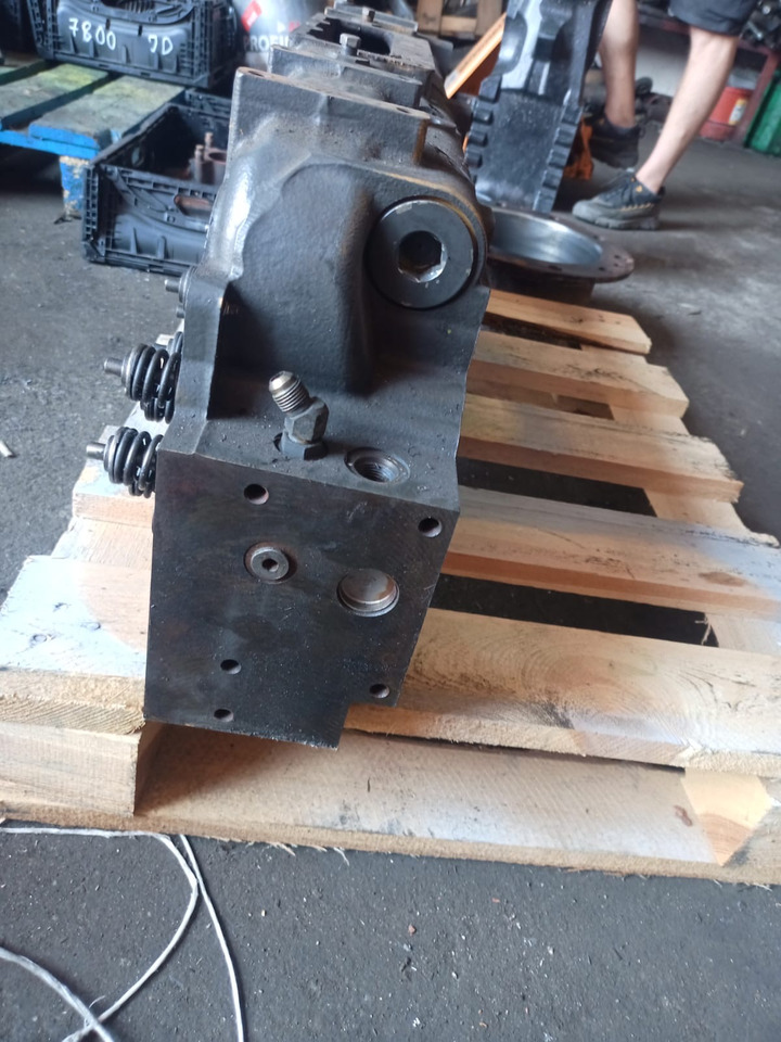 Claas Xerion Cat C9 - głowica cylindrów 2134360 213-4360 332-3619 - Cabezal de bloque para Maquinaria agrícola: foto 5 Claas Xerion Cat C9 - głowica cylindrów 2134360 213-4360 332-3619 - Cabezal de bloque para Maquinaria agrícola: foto 5