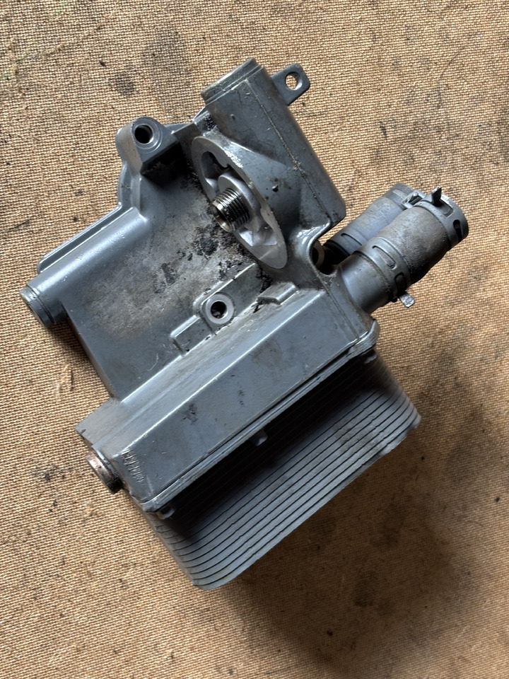 Deutz TD2011 D2011 D2011L04W Obudowa chłodniczki oleju Deutz 04300069 R 04300069R - Enfriador de aceite: foto 2 Deutz TD2011 D2011 D2011L04W Obudowa chłodniczki oleju Deutz 04300069 R 04300069R - Enfriador de aceite: foto 2