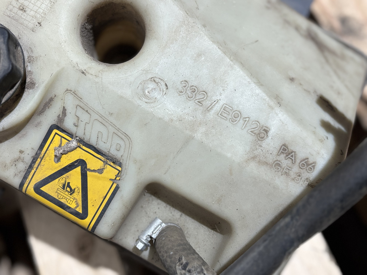 JCB 332/E9125 Zbiornik wyrównawczy płynu chłodniczego - Depósito de expansión para Maquinaria de construcción: foto 3 JCB 332/E9125 Zbiornik wyrównawczy płynu chłodniczego - Depósito de expansión para Maquinaria de construcción: foto 3