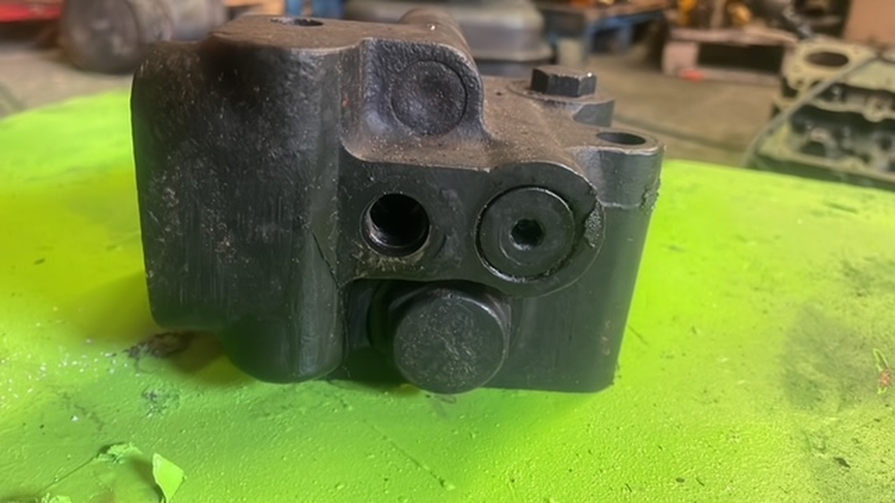 John Deere 4400 , 4500 Matbtro ts270 ts 280 zawór pierwszeństwa , zawór priorytetu - Válvula hidráulica para Maquinaria agrícola: foto 2 John Deere 4400 , 4500 Matbtro ts270 ts 280 zawór pierwszeństwa , zawór priorytetu - Válvula hidráulica para Maquinaria agrícola: foto 2