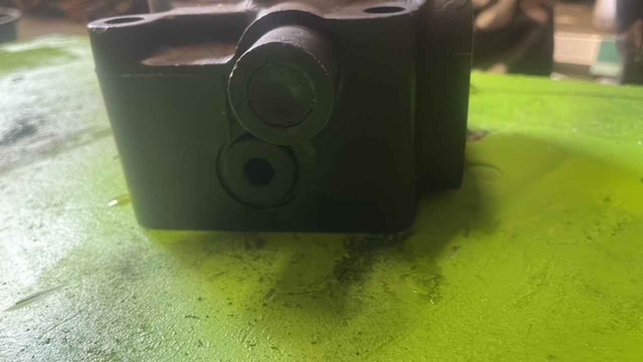 John Deere 4400 , 4500 Matbtro ts270 ts 280 zawór pierwszeństwa , zawór priorytetu - Válvula hidráulica para Maquinaria agrícola: foto 1 John Deere 4400 , 4500 Matbtro ts270 ts 280 zawór pierwszeństwa , zawór priorytetu - Válvula hidráulica para Maquinaria agrícola: foto 1