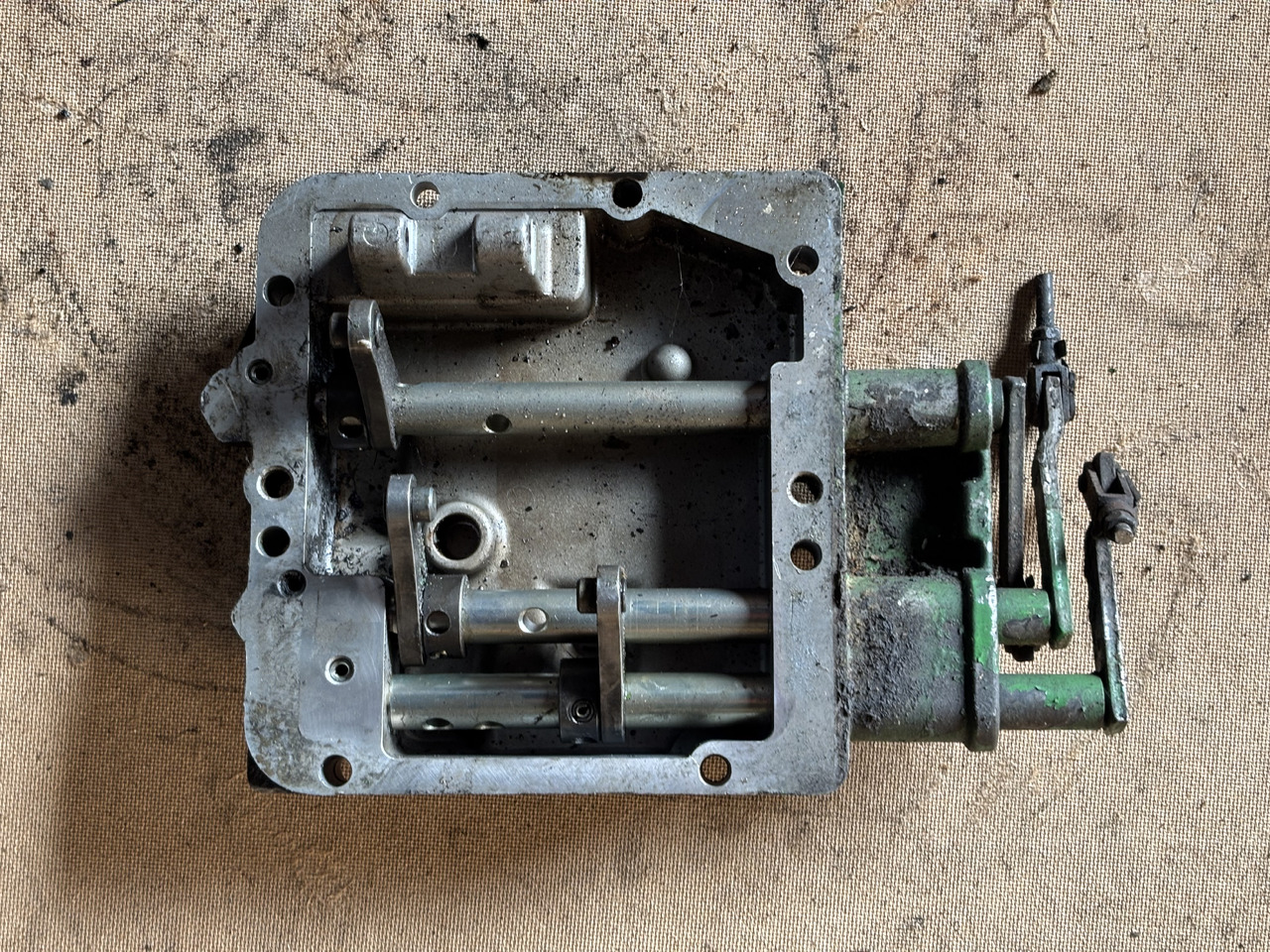 John Deere 6010, 6110, 6210 Osłona Obudowa Zmiany Biegów L101207 323204 AL155290 - Transmisión para Maquinaria agrícola: foto 2 John Deere 6010, 6110, 6210 Osłona Obudowa Zmiany Biegów L101207 323204 AL155290 - Transmisión para Maquinaria agrícola: foto 2