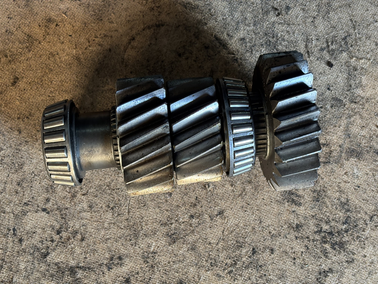 John Deere 6010 6110 6210 Wał Pośredni Koło Zębate Łożysko L114042 L156913 - Transmisión para Maquinaria agrícola: foto 1 John Deere 6010 6110 6210 Wał Pośredni Koło Zębate Łożysko L114042 L156913 - Transmisión para Maquinaria agrícola: foto 1