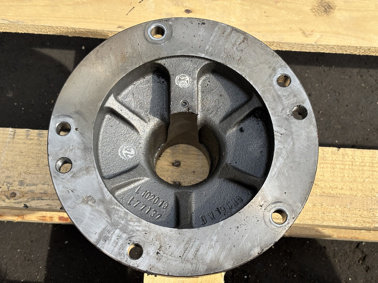 John Deere 6630 Obudowa łożyska L77137   L102019 - Piezas del tren de rodaje para Maquinaria agrícola: foto 1 John Deere 6630 Obudowa łożyska L77137   L102019 - Piezas del tren de rodaje para Maquinaria agrícola: foto 1