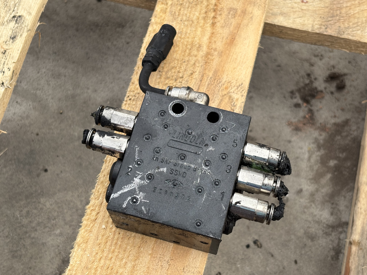 John Deere 8600 Rozdzielacz Hydrauliczny - Válvula hidráulica para Maquinaria agrícola: foto 1 John Deere 8600 Rozdzielacz Hydrauliczny - Válvula hidráulica para Maquinaria agrícola: foto 1