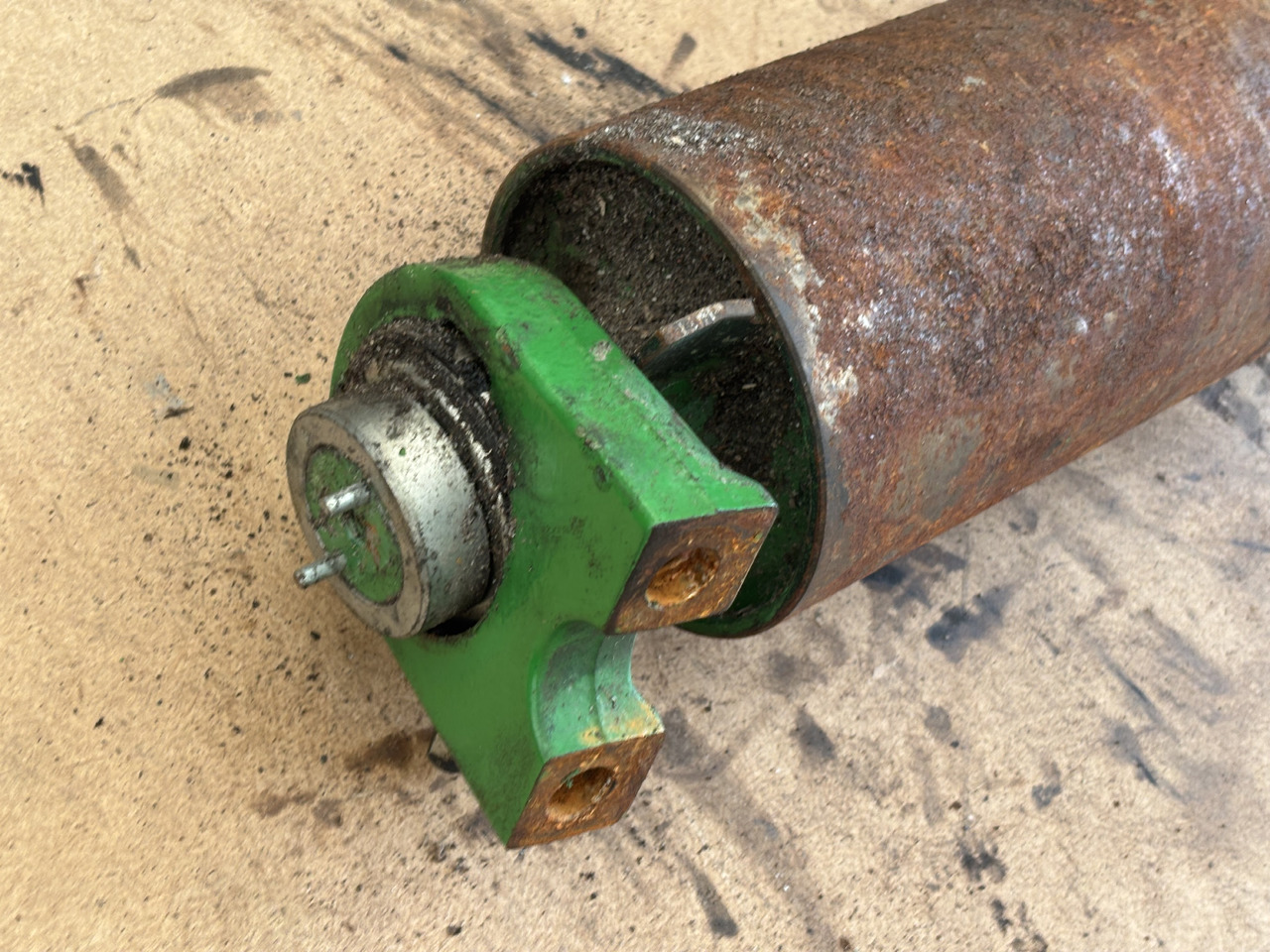 John Deere 8600 Walec Gładki Obudowa Łożyska AXE14946   HXE100665 - Piezas del tren de rodaje para Maquinaria agrícola: foto 1 John Deere 8600 Walec Gładki Obudowa Łożyska AXE14946   HXE100665 - Piezas del tren de rodaje para Maquinaria agrícola: foto 1