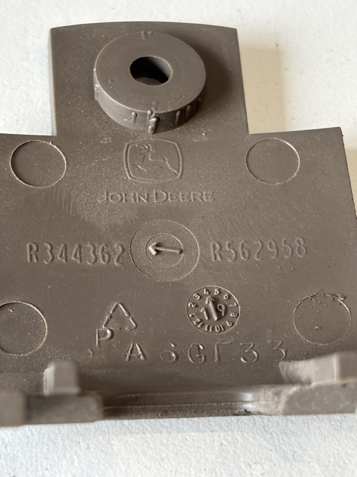 John Deere seria 6000 7000 8000 R - osłona mocowania wyświetlacza R344362 - Cabina e interior para Maquinaria agrícola: foto 3 John Deere seria 6000 7000 8000 R - osłona mocowania wyświetlacza R344362 - Cabina e interior para Maquinaria agrícola: foto 3