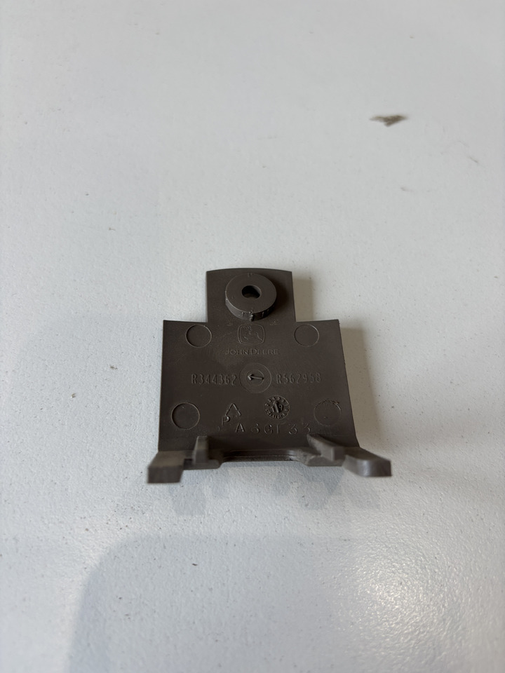 John Deere seria 6000 7000 8000 R - osłona mocowania wyświetlacza R344362 - Cabina e interior para Maquinaria agrícola: foto 2 John Deere seria 6000 7000 8000 R - osłona mocowania wyświetlacza R344362 - Cabina e interior para Maquinaria agrícola: foto 2