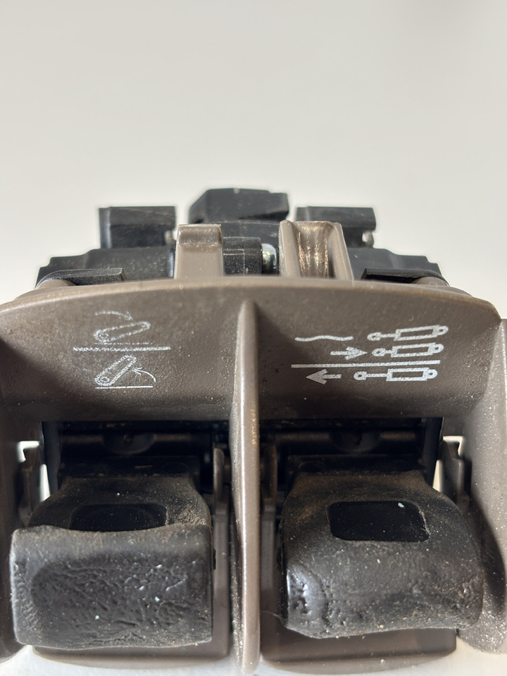 John Deere seria 6000 7000 8000 R - przełącznik tylnego TUZa RE588391 RE586552 - Sensor para Maquinaria agrícola: foto 2 John Deere seria 6000 7000 8000 R - przełącznik tylnego TUZa RE588391 RE586552 - Sensor para Maquinaria agrícola: foto 2