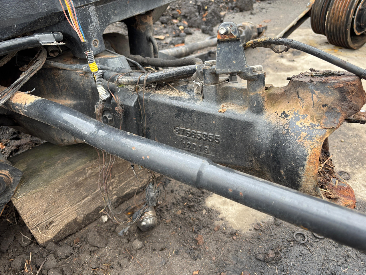 New Holland T6.175 T7.235 Most Przedni 87565355 - Eje delantero para Maquinaria agrícola: foto 1 New Holland T6.175 T7.235 Most Przedni 87565355 - Eje delantero para Maquinaria agrícola: foto 1