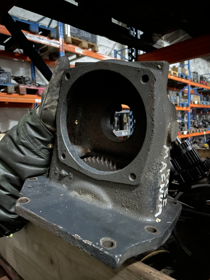 New Holland T8 - obudowa napędu pompy hydraulicznej 84379688 - Bomba hidráulica para Maquinaria agrícola: foto 1 New Holland T8 - obudowa napędu pompy hydraulicznej 84379688 - Bomba hidráulica para Maquinaria agrícola: foto 1