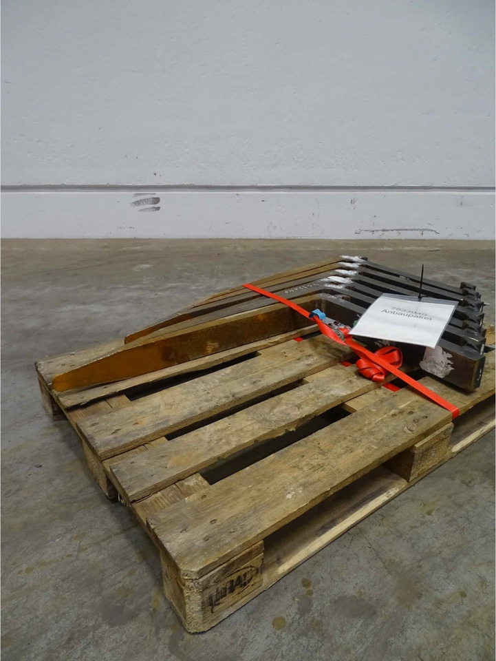 Attachment 3x pairs of forks - Implemento para Equipo de manutención: foto 1 Attachment 3x pairs of forks - Implemento para Equipo de manutención: foto 1