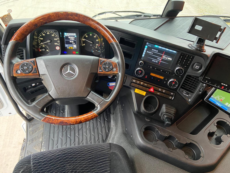 Foto del interior 1: Camión caja cerrada Mercedes-Benz Antos 1827 4x2 BOX L=7538 mm Foto del interior 1: Camión caja cerrada Mercedes-Benz Antos 1827 4x2 BOX L=7538 mm