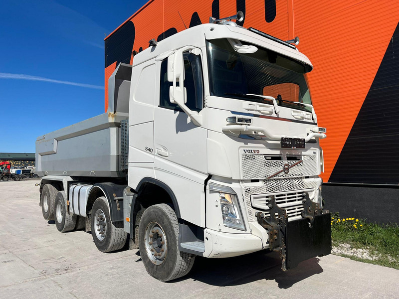 Volvo FH 540 8x4 RETARDER / TANDEM AXLE LIFT / BIG AXLES / BOX L=5704 mm - Camión volquete: foto 4 Volvo FH 540 8x4 RETARDER / TANDEM AXLE LIFT / BIG AXLES / BOX L=5704 mm - Camión volquete: foto 4