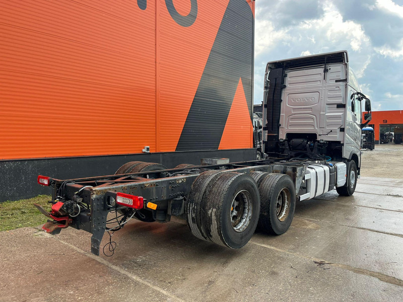 Volvo FH 750 6x4 CHASSIS L=6970 / RETARDER / PTO / TANDEM AXLE LIFT - Camión chasis: foto 5 Volvo FH 750 6x4 CHASSIS L=6970 / RETARDER / PTO / TANDEM AXLE LIFT - Camión chasis: foto 5