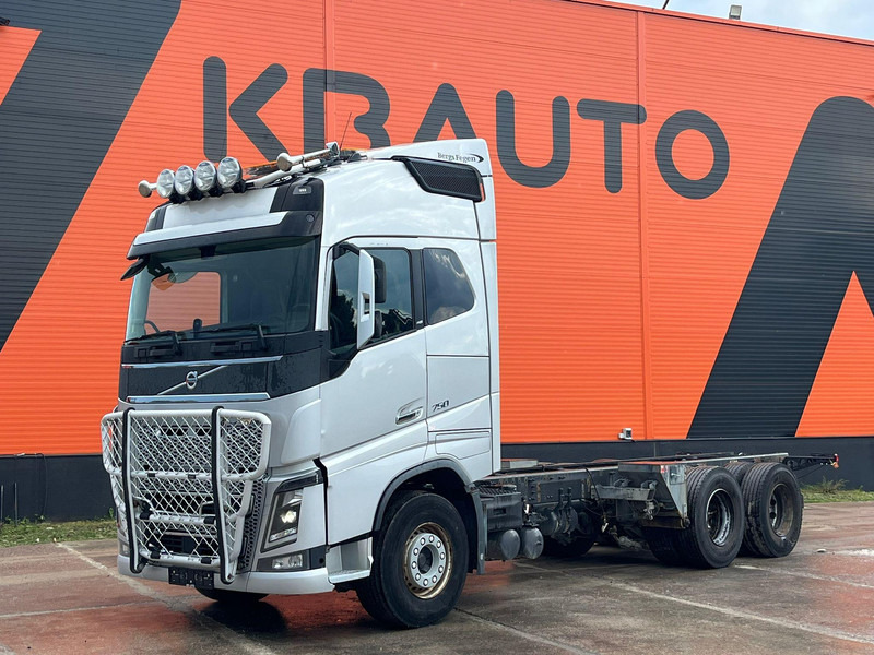 Volvo FH 750 6x4 CHASSIS L=6970 / RETARDER / PTO / TANDEM AXLE LIFT - Camión chasis: foto 1 Volvo FH 750 6x4 CHASSIS L=6970 / RETARDER / PTO / TANDEM AXLE LIFT - Camión chasis: foto 1