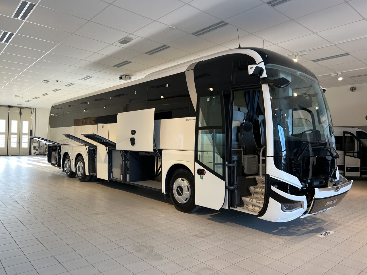 Autocar MAN Lions Coach R08 Euro 6E (Dark Edition): foto 48 Autocar MAN Lions Coach R08 Euro 6E (Dark Edition): foto 48