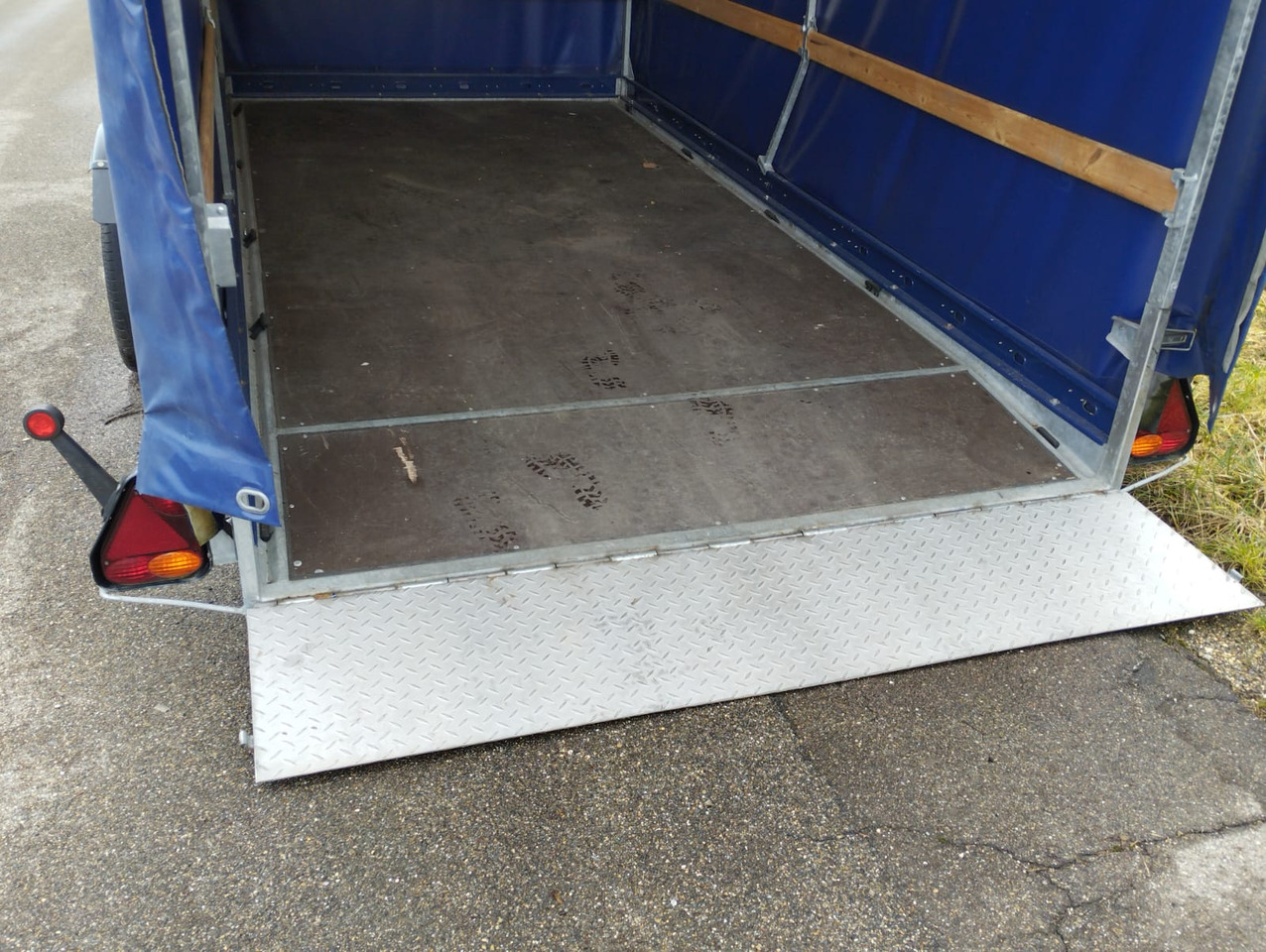 VEZEKO 400 x 187 3,5 t Absenkanhänger Huski 40.35 - Remolque con toldo: foto 5 VEZEKO 400 x 187 3,5 t Absenkanhänger Huski 40.35 - Remolque con toldo: foto 5