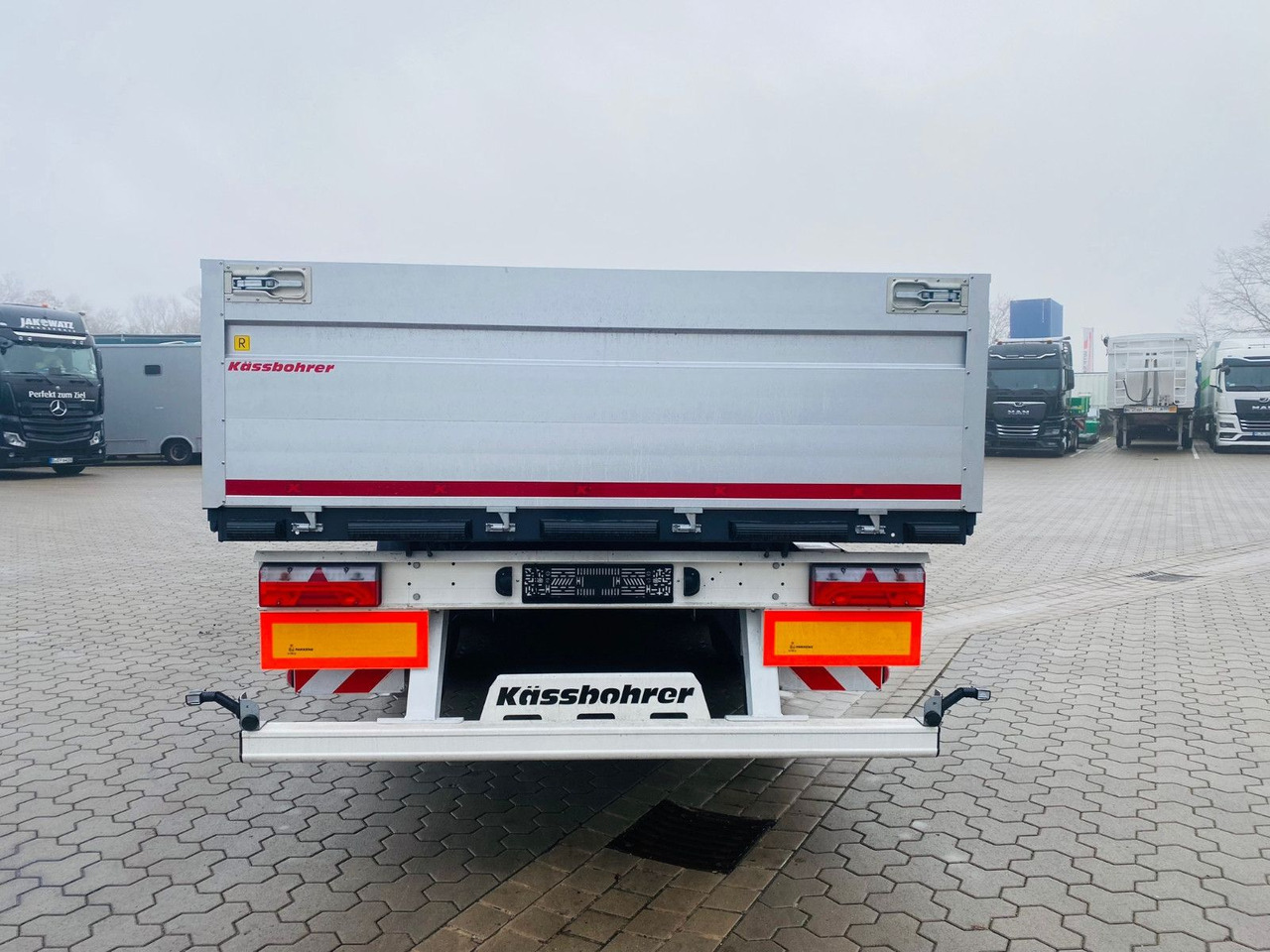 Kässbohrer Bordwandauflieger Twistlocks - Semirremolque plataforma/ Caja abierta: foto 5 Kässbohrer Bordwandauflieger Twistlocks - Semirremolque plataforma/ Caja abierta: foto 5