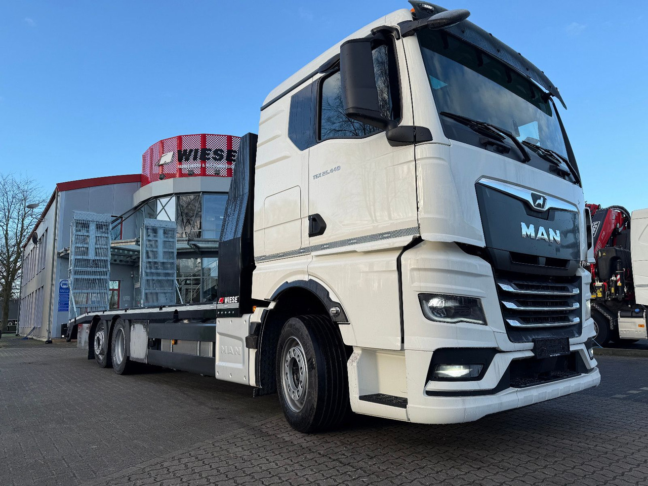 MAN Baumaschinen-  Arbeitsbühnentransporter Rampen - Grua de remolque autos: foto 2 MAN Baumaschinen-  Arbeitsbühnentransporter Rampen - Grua de remolque autos: foto 2