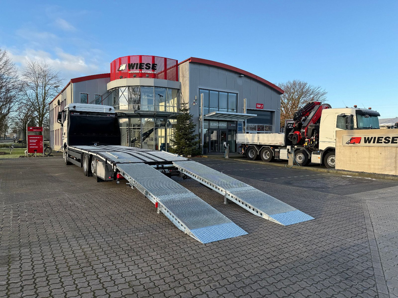 MAN Baumaschinen-  Arbeitsbühnentransporter Rampen - Camión portavehículos: foto 1 MAN Baumaschinen-  Arbeitsbühnentransporter Rampen - Camión portavehículos: foto 1