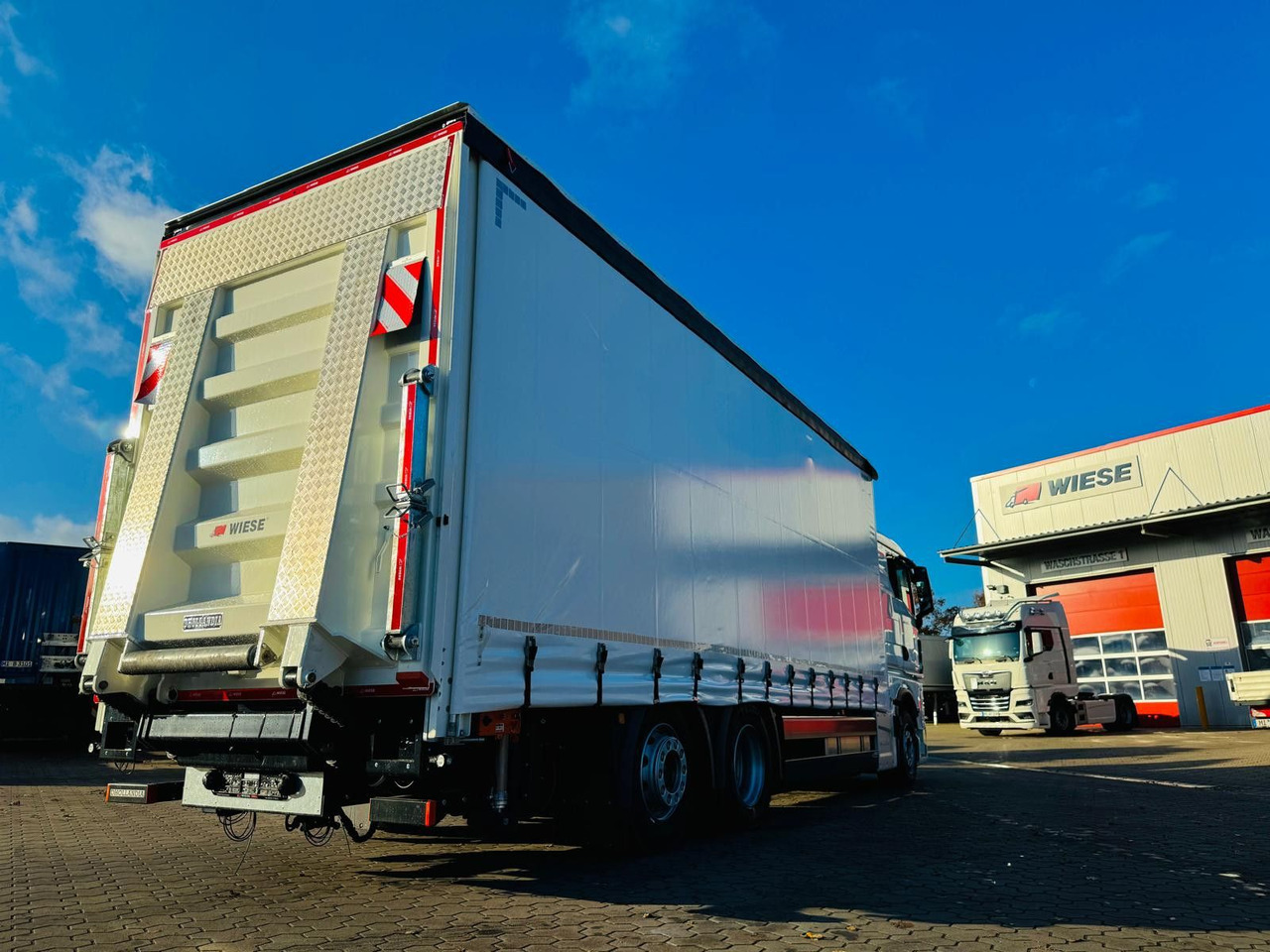 MAN TGX 26.440 6x2 LL Schwerlast Ladebordwand/Rampe - Camión lona: foto 4 MAN TGX 26.440 6x2 LL Schwerlast Ladebordwand/Rampe - Camión lona: foto 4