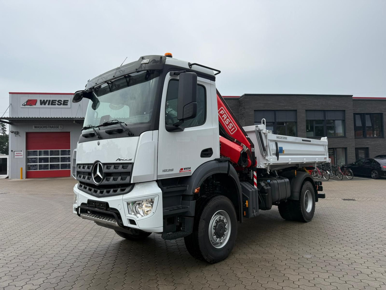 Mercedes-Benz Arocs 1835 4x4 Allrad Fassi F135 Kran Kipper - Camión volquete, Camión grúa: foto 1 Mercedes-Benz Arocs 1835 4x4 Allrad Fassi F135 Kran Kipper - Camión volquete, Camión grúa: foto 1