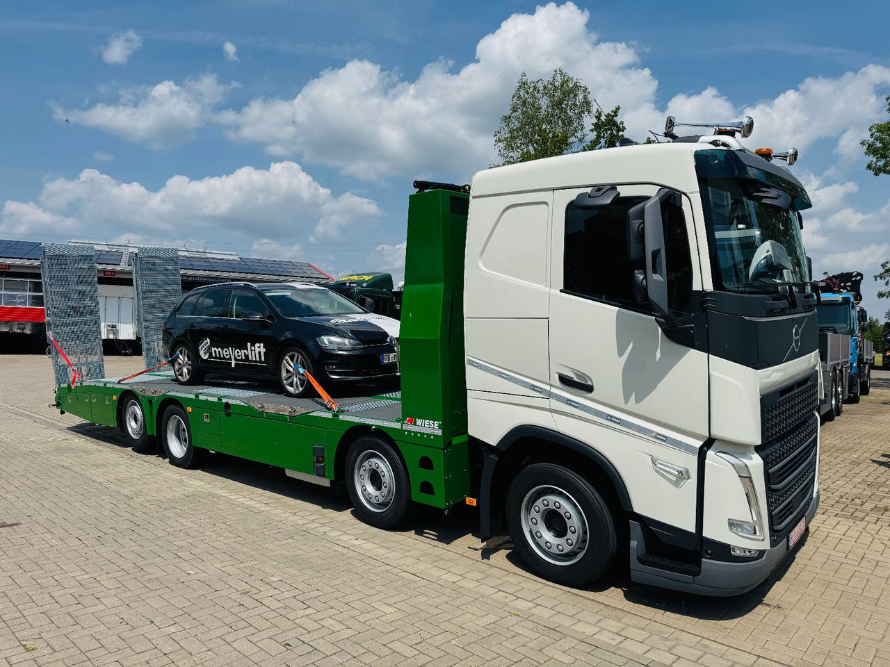 Volvo Arbeitsbühnen Baumaschinentransporter mit Rampen - Grua de remolque autos: foto 1 Volvo Arbeitsbühnen Baumaschinentransporter mit Rampen - Grua de remolque autos: foto 1