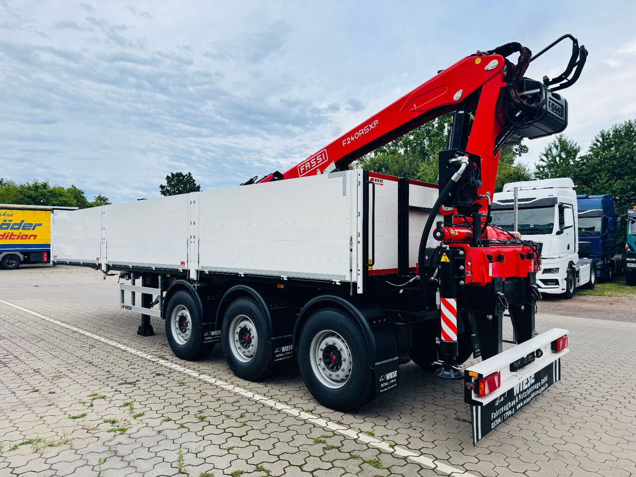 Wiese Baustoffauflieger - Heckkran Kran Fassi - Semirremolque plataforma/ Caja abierta: foto 1 Wiese Baustoffauflieger - Heckkran Kran Fassi - Semirremolque plataforma/ Caja abierta: foto 1