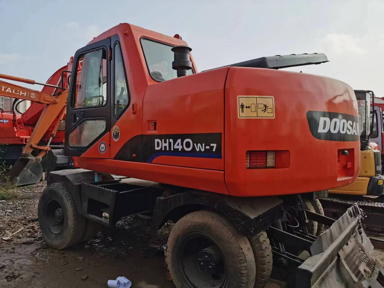 DOOSAN DH140W-7 - Excavadora de ruedas: foto 1 DOOSAN DH140W-7 - Excavadora de ruedas: foto 1