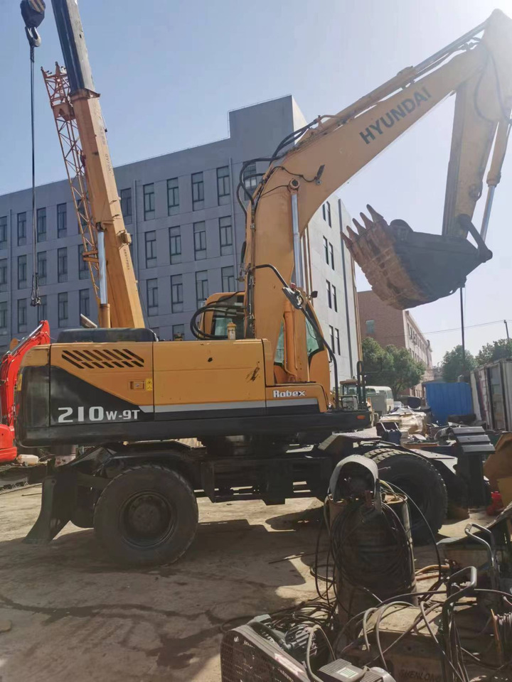 HYUNDAI R210W-9 - Excavadora de ruedas: foto 1 HYUNDAI R210W-9 - Excavadora de ruedas: foto 1