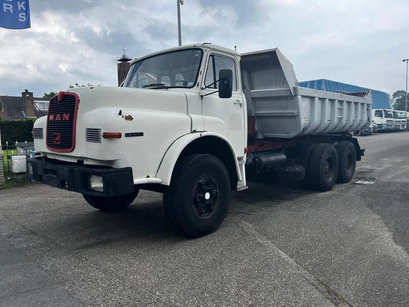 MAN 32.240 6x4 FULL STEEL SPRING KIPPER MANUAL GEARBOX - Camión volquete: foto 1 MAN 32.240 6x4 FULL STEEL SPRING KIPPER MANUAL GEARBOX - Camión volquete: foto 1
