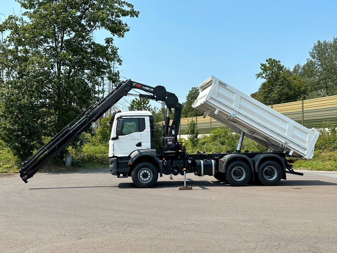 MAN TGS 33.440 6x4 /3-Seiten- Kipper / HIAB 228-6 - Camión volquete, Camión grúa: foto 2 MAN TGS 33.440 6x4 /3-Seiten- Kipper / HIAB 228-6 - Camión volquete, Camión grúa: foto 2