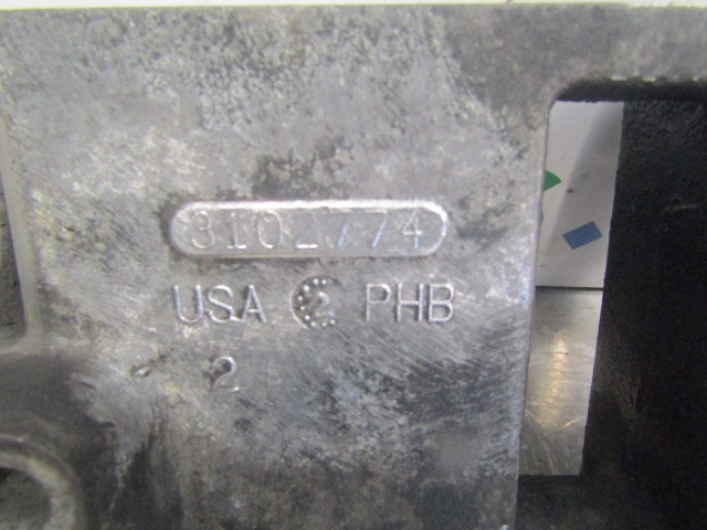 CUMMINS M11 OIL FLTER HOUSING P/NO 3102774 - Motor y piezas para Camión: foto 2 CUMMINS M11 OIL FLTER HOUSING P/NO 3102774 - Motor y piezas para Camión: foto 2