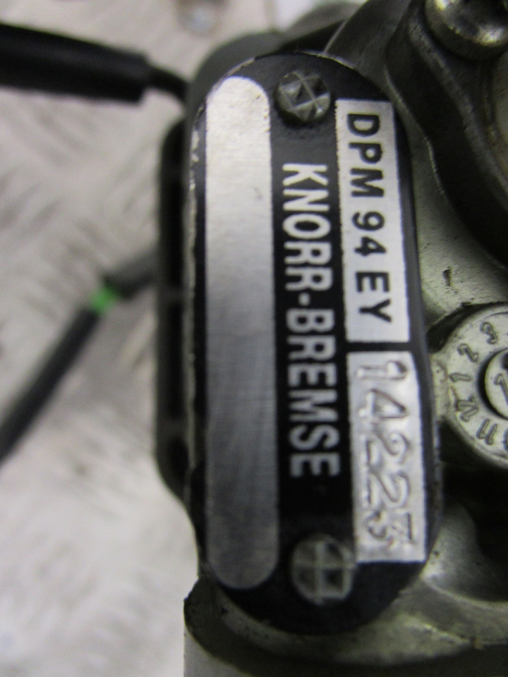 IVECO CURSOR/TREKKER HANDBRAKE CONTROL PPM94EY 14223 - Cabina e interior para Camión: foto 2 IVECO CURSOR/TREKKER HANDBRAKE CONTROL PPM94EY 14223 - Cabina e interior para Camión: foto 2