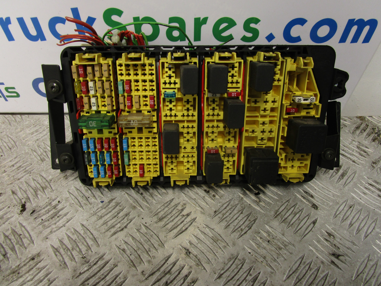 IVECO DAILY 3.0 FUSEBOARD P/NO 284912-2 - Sistema eléctrico para Camión: foto 1 IVECO DAILY 3.0 FUSEBOARD P/NO 284912-2 - Sistema eléctrico para Camión: foto 1