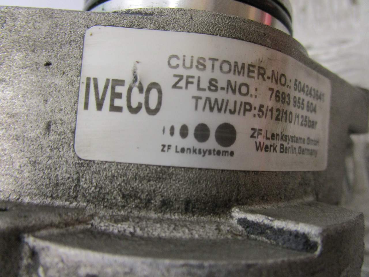 IVECO DAILY 3.0 POWER STEERING PUMP & DRIVE P/NO 7693955604 - Dirección para Camión: foto 2 IVECO DAILY 3.0 POWER STEERING PUMP & DRIVE P/NO 7693955604 - Dirección para Camión: foto 2