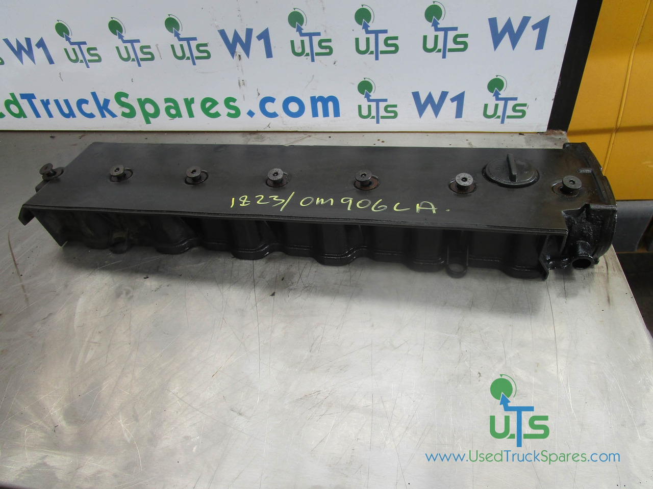 MERCEDES 1323/1823/2528 ENGINE ROCKER COVER - Motor y piezas para Camión: foto 1 MERCEDES 1323/1823/2528 ENGINE ROCKER COVER - Motor y piezas para Camión: foto 1