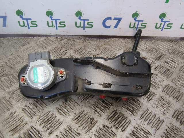 MITSUBISHI 3C11 / 3C13 THROTTLE PEDAL CONTROL UNIT P/NO MK386457 - Cabina e interior para Camión: foto 2 MITSUBISHI 3C11 / 3C13 THROTTLE PEDAL CONTROL UNIT P/NO MK386457 - Cabina e interior para Camión: foto 2