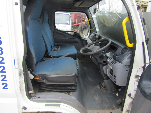MITSUBISHI FUSO 7C15/18 CAB 2012 - Cabina para Camión: foto 2 MITSUBISHI FUSO 7C15/18 CAB 2012 - Cabina para Camión: foto 2