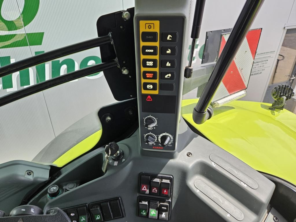 Tractor CLAAS AXION 810 CMATIC: foto 17