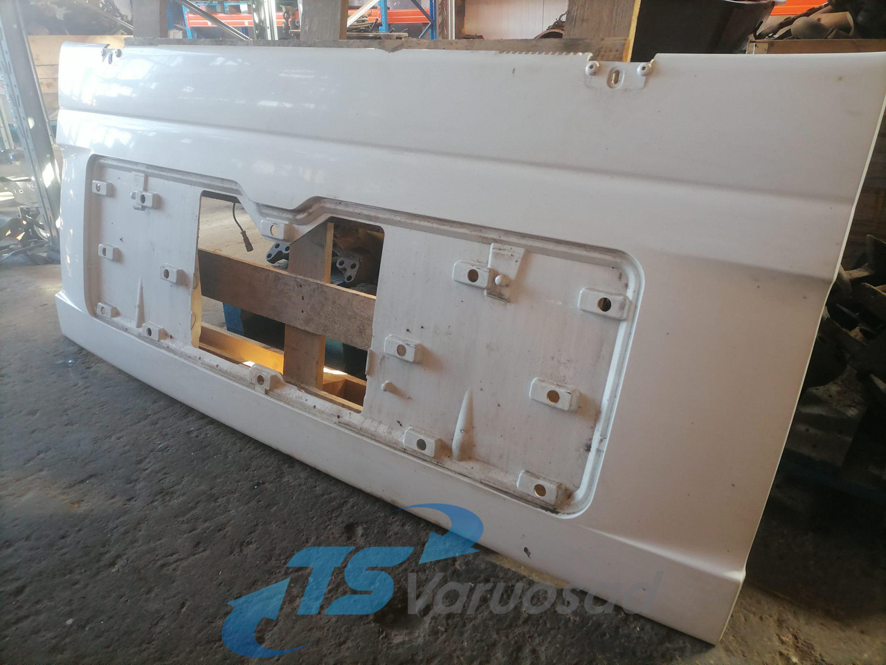 MAN Grille panel 81611100072 - Parrilla para Camión: foto 2 MAN Grille panel 81611100072 - Parrilla para Camión: foto 2