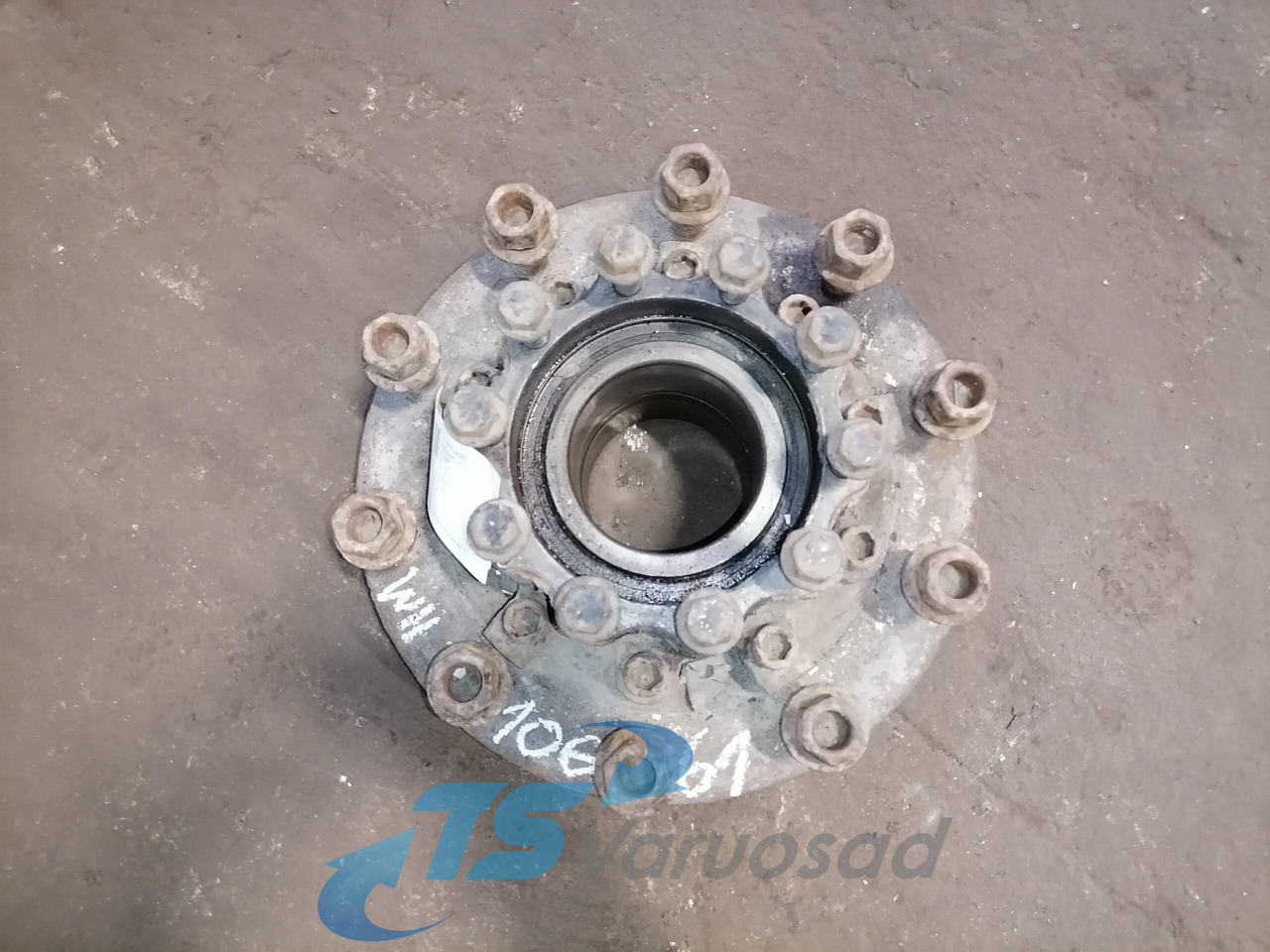 MAN Rear axel hub 81357010155 - Cubo para Camión: foto 3 MAN Rear axel hub 81357010155 - Cubo para Camión: foto 3