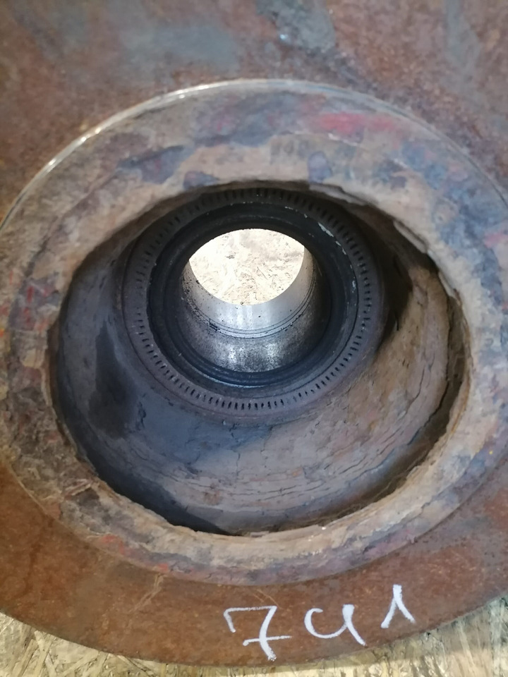 MAN Rear axel hub 81357013155 - Cubo para Camión: foto 2 MAN Rear axel hub 81357013155 - Cubo para Camión: foto 2