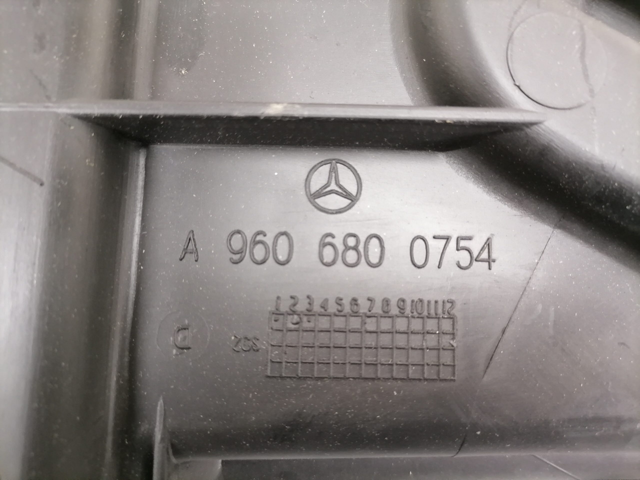 Mercedes-Benz Salongi plastik A9606800754 - Pieza universal para Camión: foto 4 Mercedes-Benz Salongi plastik A9606800754 - Pieza universal para Camión: foto 4