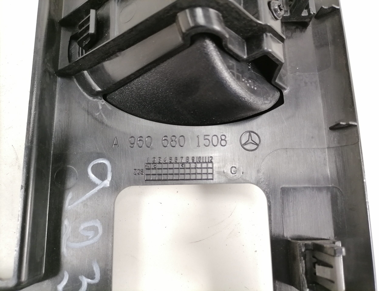 Mercedes-Benz Salongi plastik A9606801508 - Pieza universal para Camión: foto 3 Mercedes-Benz Salongi plastik A9606801508 - Pieza universal para Camión: foto 3